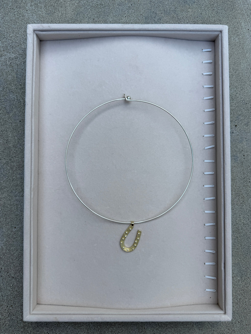 Pendant Horseshoe Choker